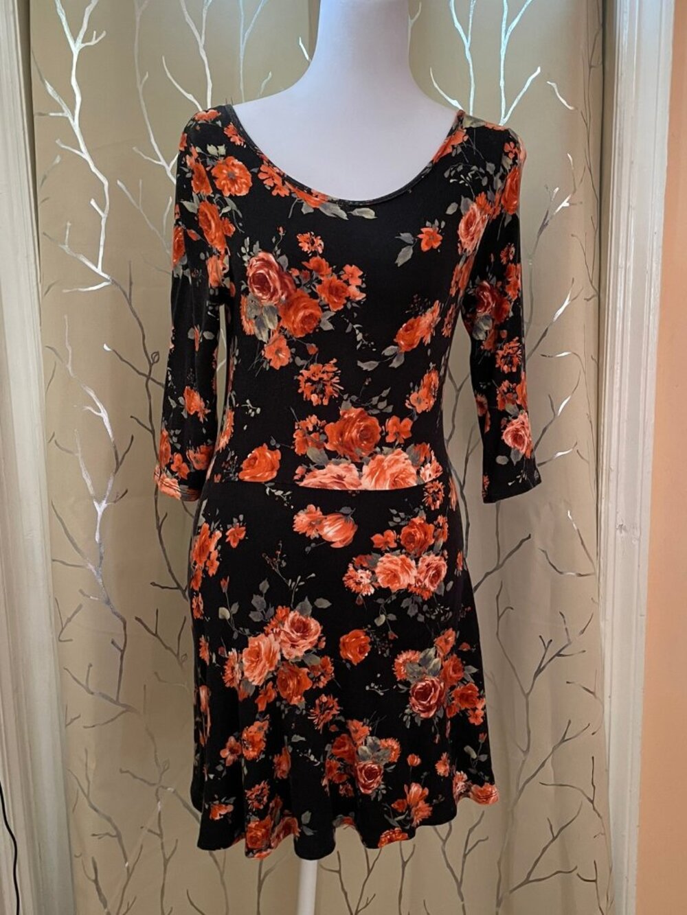 Low-Backed, Bodycon Floral Dress - Black w Coral Roses